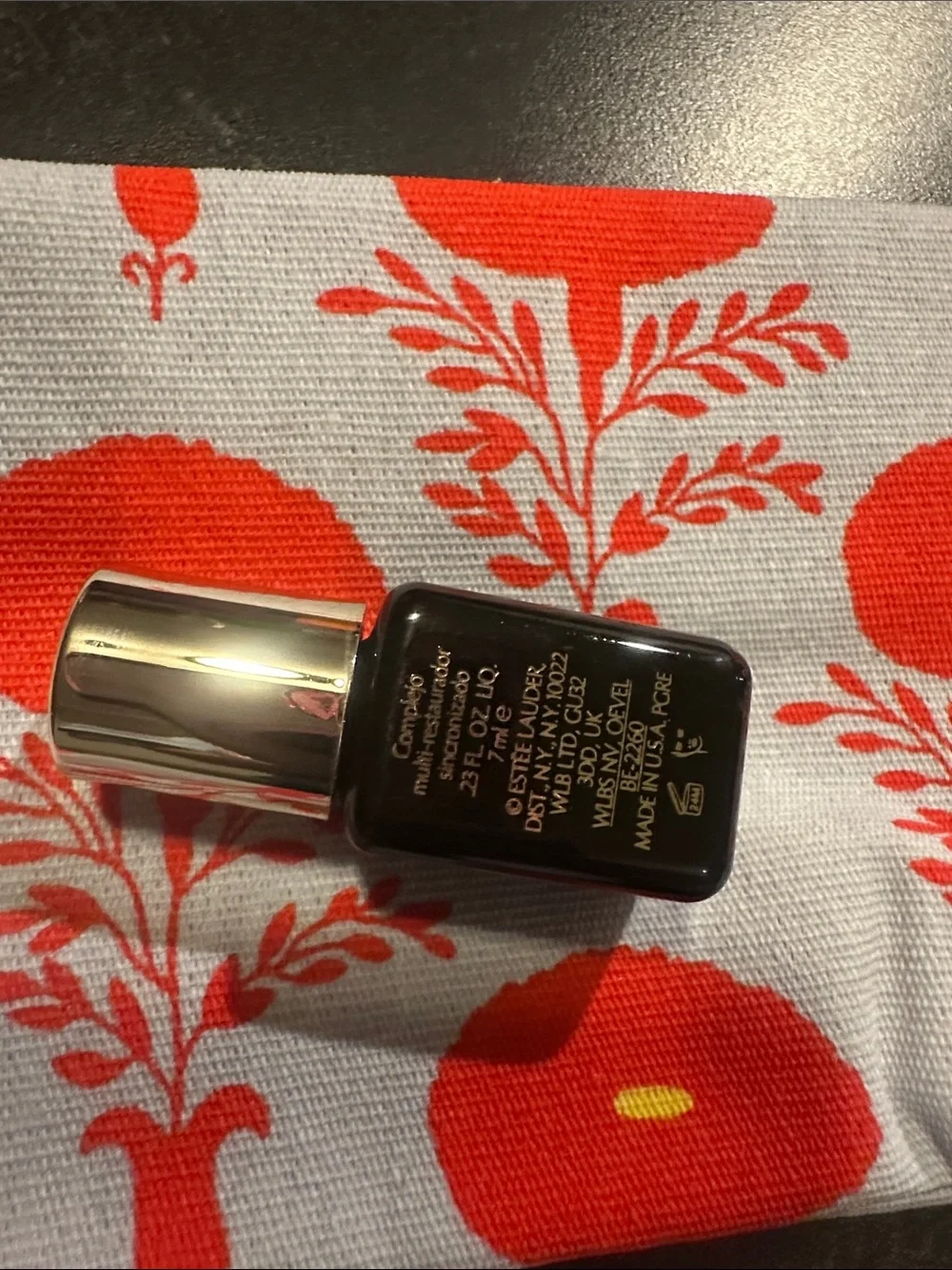Estee Lauder navy blue, white, red skincare set - Picture 8 of 9